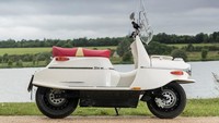 Jika dilihat kelebihan lainnya, selain menawarkan desain klasik yang unik dan bertenaga listrik. Motor ini dilengkapi dengan sistem keamanan ABS, serta diselipkan sistem regenerative braking atau saat melakukan pengereman akan mampu mengisi tenaga baterai. Foto: Pool (MCN)