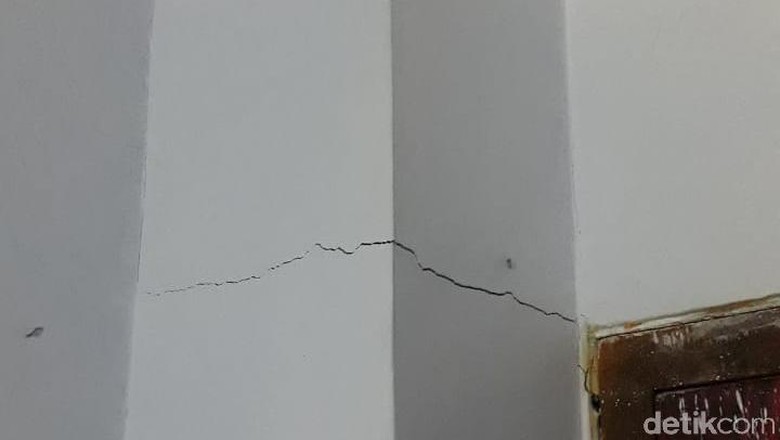 Dampak Gempa Bali, Tembok Rumah Retak dan Plafon Sekolah di Jember Ambrol Dampak Gempa Bali, Tembok Rumah Retak dan Plafon Sekolah di Jember Ambrol