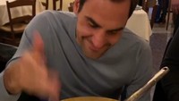 Saat di Roma, Italia, Federer meniru kebiasaan warga lokal. Yap! Ia mencium dulu aroma pasta lezat yang terhidang di hadapannya. Foto: Instagram rogerfederer