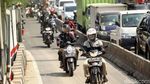 Dihadang Polisi di Jalur Busway, Pemotor Panik Lawan Arah