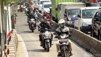 Hingga kini jalur khusus bus TransJakarta itu belum benar-benar steril. Jalur tersebut masih diterobos oleh pengendara motor.
