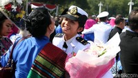 Kebagiaan juga terlihat jelas di wajah calon perwira yang dilantik Jokowi tersebut.