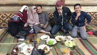 Ketika menyambangi Bandung, keluarga Taqi menikmati kuliner Sunda di kawasan Punclut. Terlihat ada ayah, ibu dan dua adik Taqi. Eits tapi kemana ya Taqi? Foto: instagram @taqi_malik, @abu_taqi_malik