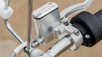 Kini motor ini dihidupkan kembali, dengan menggendong motor listrik yang mampu menyemburkan 15 tenaga kuda yang terselip pada roda belakang. Motor listrik ini dikawinkan dengan baterai lithium ion 6 kWh dari Panasonic. Foto: Pool (MCN)
