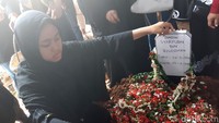 Tangis air mata keluarga serta sahabat Dindin.