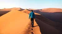 Sossusvlei adalah padang pasir yang menawarkan kesempatan untuk melihat lanskap yang menakjubkan dan menginspirasi. Lokasi ini terletak pada negara Namibia, negara bukit pasir merah tertinggi di dunia. Westend61/Getty Images.