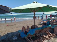 Turis asyik bersantai di Pantai Canggu (Aditya Mardiastuti /detikcom)