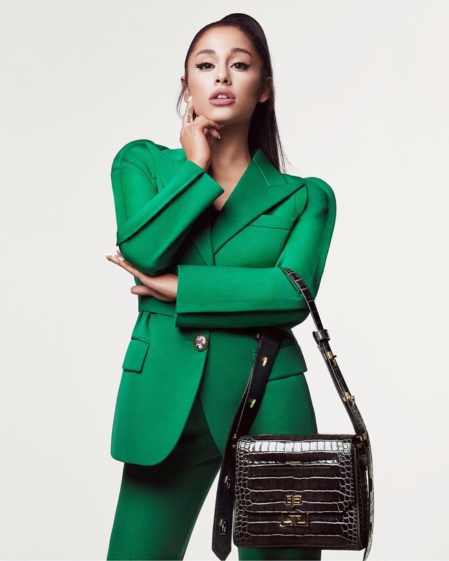 Kabar soal Ariana terpiilh menjadi wajah baru Givenchy muncul pada awal Mei lalu. Aku tak memiliki kata-kata untuk menggambarkan betapa berartinya kerjasama ini bagiku. Merupakan sebuah kehormatan bisa bersama dengan brand yang sangat aku cintai. Terima kasih dari lubuk hatiku yang terdalam dan aku sangat tak sabar menantikan semuanya, tulis pelantun 7 Rings itu di Instagram. (Foto: Instagram/@givenchyofficial)