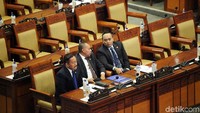 Pada saat bel sidang berbunyi, dibacakan jumlah kehadiran anggota Dewan, yakni 85 orang. Namun, berdasarkan catatan yang baru diberikan pihak kesetjenan 20 menit setelahnya, jumlah anggota Dewan yang hadir 133 orang. Sementara itu, 230 lainnya mengajukan izin. Petugas juga tak memberikan rincian kehadiran anggota Dewan per fraksi.