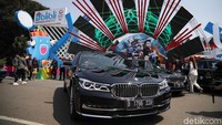 Tak hanya itu, BMW 740Li ini pun merupakan rakitan Indonesia. Sedan mewah ini juga hadirkan suasana interior yang disempurnakan, penekanan lebih pada kenyamanan individu serta fungsi inovatif yang lebih canggih membuat perjalanan seluruh pebulu tangkis semakin nyaman.