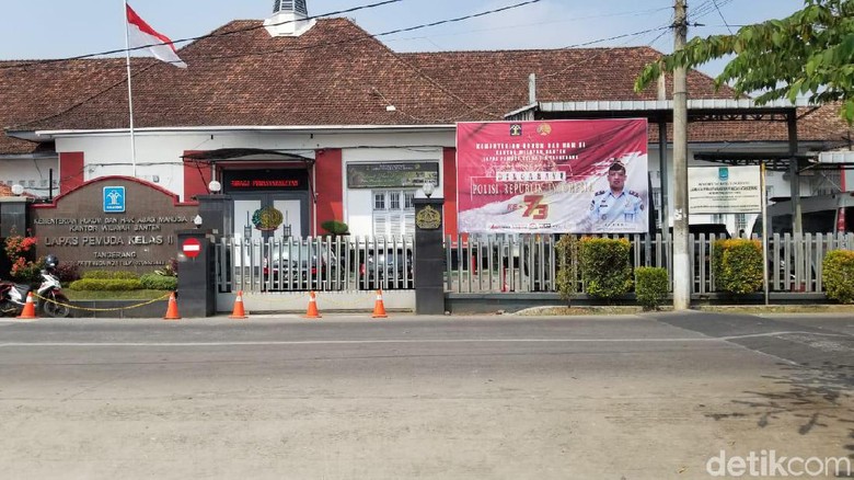 Imbas Walkot Tangerang Vs Menkum HAM: Lampu Jalan Mati, Sampah Tak Diangkut