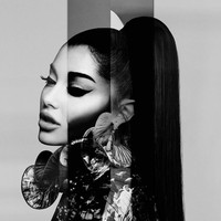 Foto pertama menampilkan Ariana memakai baju berkerah tinggi dengan gaya ruffle yang dramatis. Meski berbalut busana yang berbeda dari biasanya, Ariana tak kehilangan karakternya berkat gaya rambut pony-tail dan riasan cat-eye khasnya yang dipertahankan. (Foto: Instagram/@givenchyofficial)