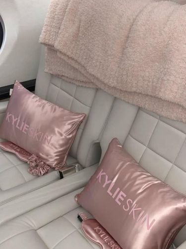 Foto-foto Kylie Jenner Ajak Teman-temannya Liburan Mewah Gratis, Jangan Iri