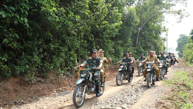Libatkan TNI, Pemkab Serang Buka Hutan Jadi Akses Jalan di Pamarayan Libatkan TNI, Pemkab Serang Buka Hutan Jadi Akses Jalan di Pamarayan