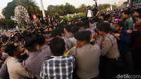 Dalam aksi ini sempat terjadi aksi saling dorong dengan pihak kepolisian.