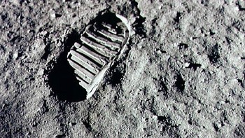 Ada juga foto jejak kaki yang disebut masih bisa dilihat secara langsung di Bulan sampai saat ini.
