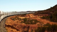 Australia tak hanya memiliki Indian Pacific, tetapi ada juga kereta The Ghan. Kereta ini menawarkan perjalanan empat hari dari Darwin ke Adelaide yang tak terlupakan bagi para penggunanya. Selain fasilitas dan menu makanan bintang lima, pemandangan yang menawan juga jadi salah satu andalan kereta ini. Istimewa/Mark Metcalfe/Getty Images.