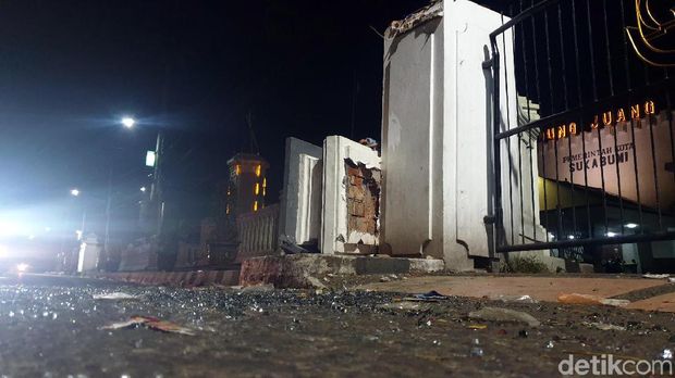 Lokasi bus rombongan haji Sukabumi tabrak pagar. 