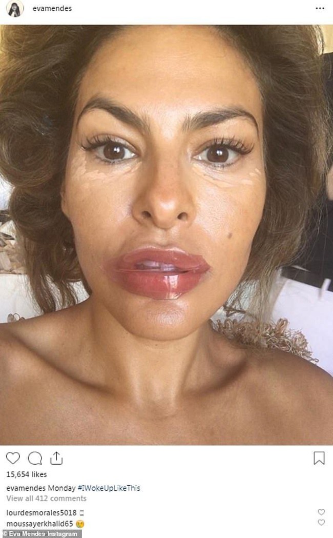 Eva Mendes yang biasanya tampil sempurna dengan makeup saat bergaya di karpet merah memamerkan wajahnya dengan kondisi yang tidak biasa. Istri Ryan Gosling itu berpose selfie dengan kondisi wajah yang belum selesai dirias. Bibirnya juga terlihat seperti bengkak karena dia memakai masker untuk bibir. Monday #IWokeUPLikeThis, tulisnya pada keterangan foto yang diunggahnya Senin (15/7/2019). Foto: Instagram
