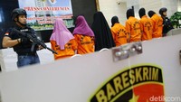 Penyidik Bareskrim menjerat para tersangka dengan Pasal 81 Undang-undang Nomor 18 Tahun 2017 tentang Perlindungan Pekerja Migran Indonesia dengan ancaman pidana penjara maksimal 10 tahun dan denda maksimal Rp 15 miliar.
