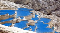 Sebuah sumber air panas yang bernama Hierapolis Pamukkale ini menjadi tempat yang paling memukau di muka bumi. Berasal dari abad kedua SM, tempat itu diyakini banyak manfaatnya. sspopov/ Getty Images.