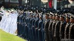Aksi Lempar Topi ke Udara Perwira TNI-Polri Usai Dilantik