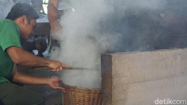 Ini tempat roasting atau menyangrai kopi. Api yang digunakan pun tradisional yakni berbahan bakar kayu untuk meroasting selama 2 jam (Ahmad Masaul Khoiri/detikcom)