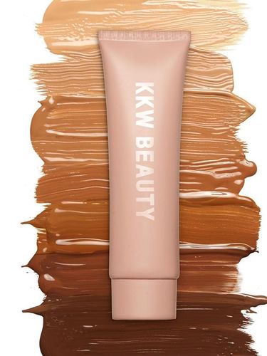 Kim Kardashian Dikritik karena Tutupi Kulit Sunburn dengan Foundation 