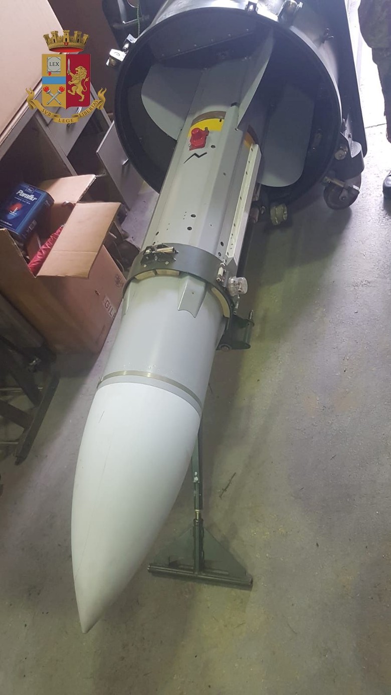 Potret Pistol Hingga Rudal Yang Disita Neo Nazi Di Italia