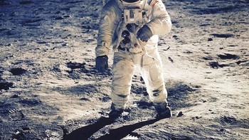 Buzz Aldrin menyusul Armstrong sekitar 20 menit kemudian.