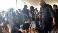 Dindin meninggal dunia setelah dirawat di rumah sakit hampir sebulan lalu.