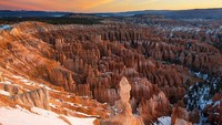 Di Amerika Serikat lagi ada Amfiteater Bryce Canyon, yaitu tempat puncak menara batu ini terlihat sangat mempesona ketika matahari terbit dan tenggelam. Fischerfotografie.nl/ Getty Images.