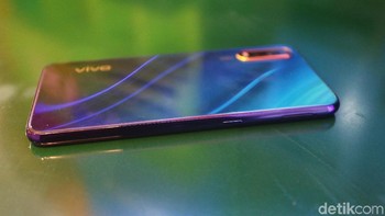 Ponsel ini menjalankan Funtouch OS 6 berbasis Android 9.0 Pie. Dilengkapi fitur Smart Button dan AI Jovi. Ada pula Ultra Gaming Mode dengan Multi Turbo dan Competition yang akan menghadirkan pengalaman bermain game lancar. (Foto: Agung Pambudhy/detikINET)