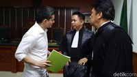 Ia tak menghiraukan pertanyaan wartawan dan memilih berdiskusi dengan kuasa hukumnya. Pool/Palevi S/detikFoto.