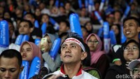 Mereka memberikan dukungan untuk pebulutangkis Indonesia yang berlaga. 