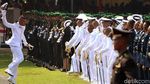 Aksi Lempar Topi ke Udara Perwira TNI-Polri Usai Dilantik