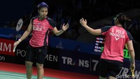 Sedangkan pasangan ganda putri Jepang, Ayako Sakuramoto/Yukiko Takahata nampak tak mampu melepaskan diri dari tekanan ganda putri Indonesia tersebut.