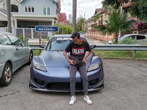 Pria Pose Bareng Mobil, Dibully Gara-gara Ketahuan Pemilik Mobilnya
