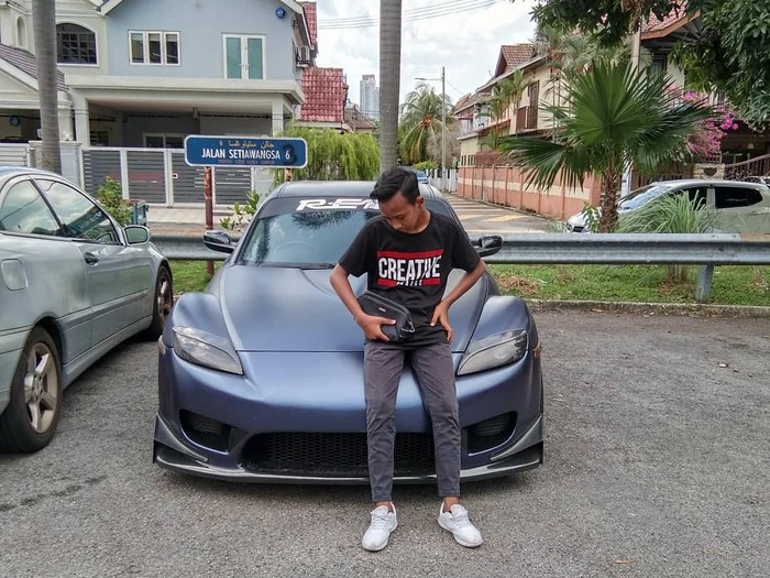 Pria berfoto di depan mobil sport milik orang lain, nasibnya berakhir mengejutkan. Foto: instagram @officialaisy.co Pria berfoto di depan mobil sport milik orang lain, nasibnya berakhir mengejutkan. Foto: instagram @officialaisy.co