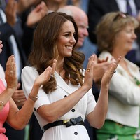 Kate mempermanis gaun tersebut dengan sabuk tipis berwarna hitam beraksen pita dari Alexander Mcqueen. Harganya US$ 360 atau Rp 5 jutaan. (Foto: Getty Images)