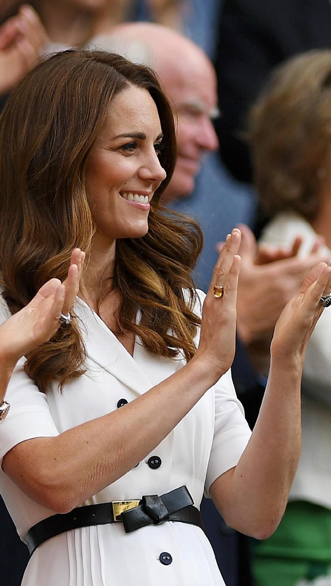 Kate mempermanis gaun tersebut dengan sabuk tipis berwarna hitam beraksen pita dari Alexander Mcqueen. Harganya US$ 360 atau Rp 5 jutaan. (Foto: Getty Images)