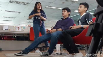 Iseng, Rizky diberikan tantangan untuk melawan salah satu perwakilan detikcom untuk berlaga PES. Foto: Aisyah Kamaliah/detikcom