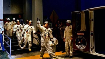 Para astronot menyapa hadirin saat bersiap memasuki roket. Foto: NASA