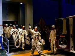 Melihat Penerbangan Pertama Manusia Menuju Bulan