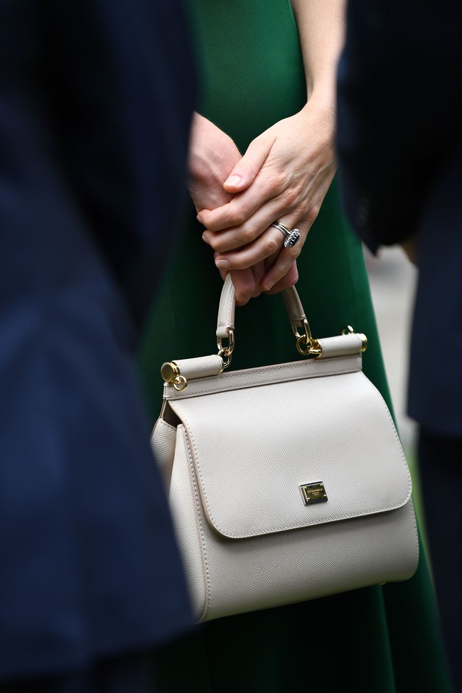 Tas berwarna nude yang ditenteng Kate juga keluaran Dolce & Gabbana. Tas dari seri Miss Sicily itu berharga US$ 1.695 atau sekitar Rp 23 juta. (Foto: Getty Images)
