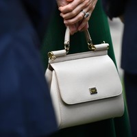 Tas berwarna nude yang ditenteng Kate juga keluaran Dolce & Gabbana. Tas dari seri Miss Sicily itu berharga US$ 1.695 atau sekitar Rp 23 juta. (Foto: Getty Images)