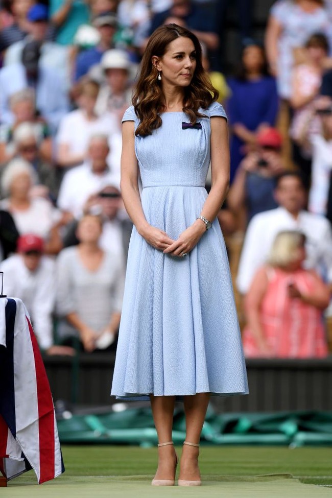 Kate eksis lagi di hari terakhir Wimbledon untuk menyaksikan final pria antara petenis Swiss Roger Federer dan Novak Djokovic. Untuk momen spesial tersebut, Kate menebar pesonannya dengan gaun berwarna powder blue dari desainer favoritnya, Emilia Wickstead.  Gaun dengan rok flare dari koleksi Spring-Summer 2019 itu diketahui berharga 1.390 poundsterling atau Rp 24,5 juta. (Foto: Getty Images)