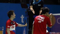Usai interval Kevin/Marcus bisa menyamakan kedudukan menjadi 13-13. Saling susul poin kembali terjadi setelah itu. Namun Inoue/Kaneko bisa menutup gim pertama dengan kemenangan 22-20.