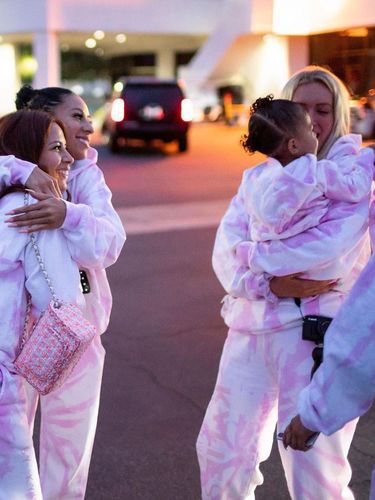 Foto-foto Kylie Jenner Ajak Teman-temannya Liburan Mewah Gratis, Jangan Iri