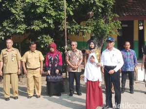 Kunjungi SD di Bekasi, Mendikbud Bikin Kuis Berhadiah tentang Pancasila